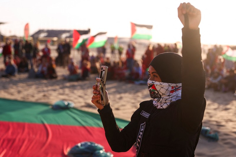 ISRAEL-PALESTINIANS/NATO-PROTEST Para pengunjuk rasa pro-Palestina berbaring di pasir, saat mereka berdemonstrasi di pantai Zuiderstrand menentang kekerasan di Gaza, di sela-sela KTT NATO, di Den Haag, Belanda, 24 Juni 2025. REUTERS/Thilo Schmuelgen