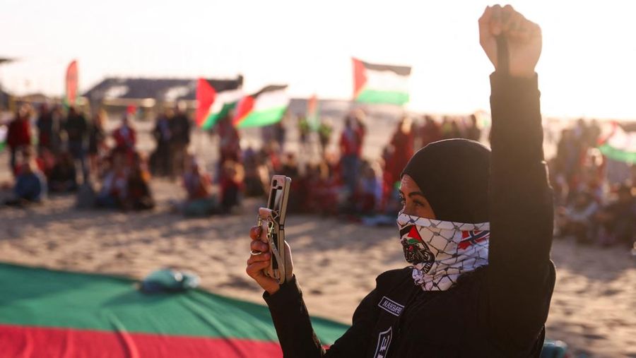 ISRAEL-PALESTINIANS/NATO-PROTEST Para pengunjuk rasa pro-Palestina berbaring di pasir, saat mereka berdemonstrasi di pantai Zuiderstrand menentang kekerasan di Gaza, di sela-sela KTT NATO, di Den Haag, Belanda, 24 Juni 2025. REUTERS/Thilo Schmuelgen