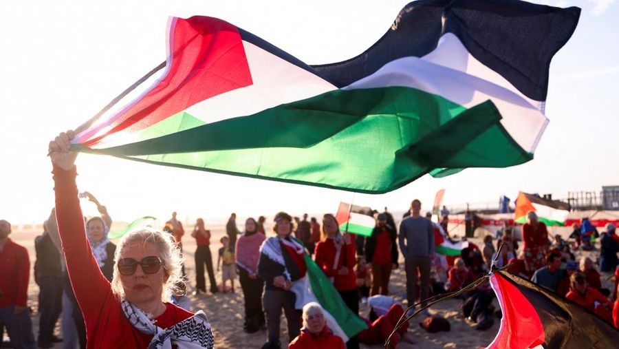 ISRAEL-PALESTINIANS/NATO-PROTEST Para pengunjuk rasa pro-Palestina berbaring di pasir, saat mereka berdemonstrasi di pantai Zuiderstrand menentang kekerasan di Gaza, di sela-sela KTT NATO, di Den Haag, Belanda, 24 Juni 2025. REUTERS/Thilo Schmuelgen