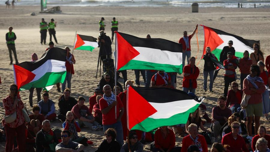 ISRAEL-PALESTINIANS/NATO-PROTEST Para pengunjuk rasa pro-Palestina berbaring di pasir, saat mereka berdemonstrasi di pantai Zuiderstrand menentang kekerasan di Gaza, di sela-sela KTT NATO, di Den Haag, Belanda, 24 Juni 2025. REUTERS/Thilo Schmuelgen