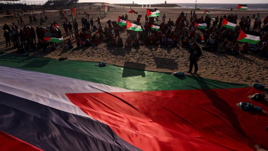 Para pengunjuk rasa pro-Palestina berbaring di pasir, saat mereka berdemonstrasi di pantai Zuiderstrand menentang kekerasan di Gaza, di sela-sela KTT NATO, di Den Haag, Belanda, 24 Juni 2025. REUTERS/Thilo Schmuelgen
