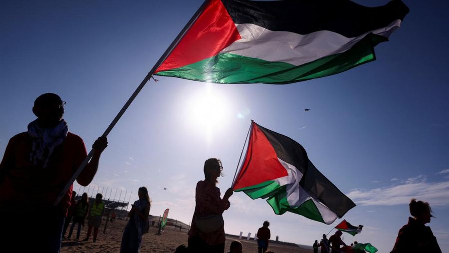 Para pengunjuk rasa pro-Palestina berbaring di pasir, saat mereka berdemonstrasi di pantai Zuiderstrand menentang kekerasan di Gaza, di sela-sela KTT NATO, di Den Haag, Belanda, 24 Juni 2025. REUTERS/Thilo Schmuelgen