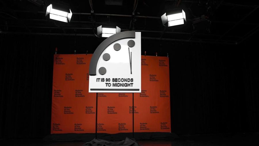 Jam Kiamat 2023 ditampilkan sebelum acara siaran langsung dengan anggota Buletin Ilmuwan Atom pada 24 Januari 2023 di Washington, DC. Tahun ini Jam Kiamat disetel sembilan puluh detik menjelang Tengah Malam. (Anna Moneymaker/Getty Images/File Photo)