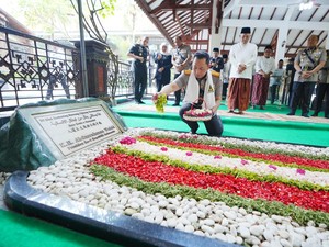 Rangkaian Hari Bhayangkara Ke-79, Kapolri Lanjutkan Ziarah ke Makam Gus Dur