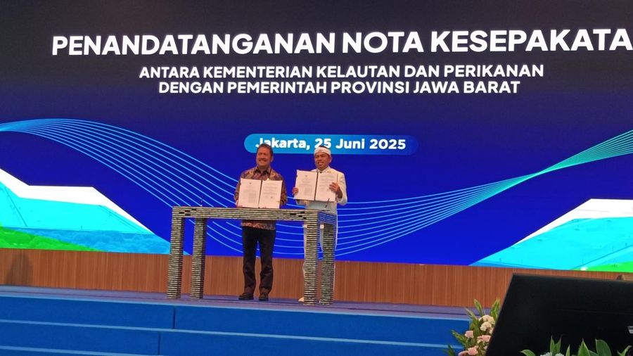Menteri Kelautan dan Perikanan (MenKP) Sakti Wahyu Trenggono melakukan penandatanganan MoU dan Talk Show bersama Gubernur Jawa Barat Dedi Mulyadi di kantor Kementerian Kelautan dan Perikanan (KKP) Jakarta, Rabu (25/6/2025). (CNBC Indonesia/Martyasari Rizy)