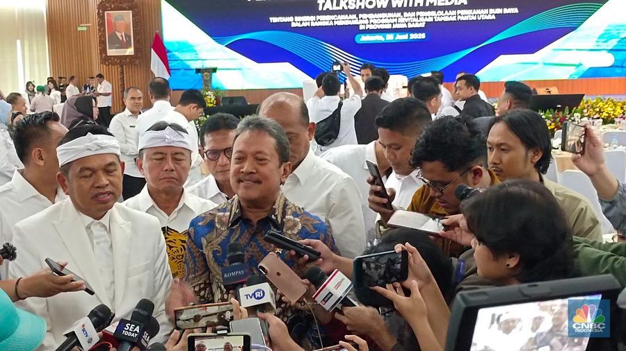 Menteri Kelautan dan Perikanan (MenKP) Sakti Wahyu Trenggono saat ditemui usai acara Penandatanganan MoU bersama Gubernur Jawa Barat, Dedi Mulyadi di kantor KKP, Jakarta, Rabu (25/6/2025). (CNBC Indonesia/Martyasari Rizky)