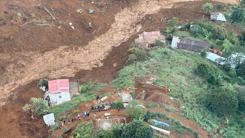 Hujan deras yang mengguyur wilayah pegunungan Andes di Kolombia memicu longsor besar di dekat kota Medellin pada Selasa (24/6/2025), menewaskan sedikitnya 10 orang dan melukai delapan lainnya. Hujan deras yang mengguyur wilayah pegunungan Andes di Kolombia memicu longsor besar di dekat kota Medellin pada Selasa (24/6/2025), menewaskan sedikitnya 10 orang dan melukai delapan lainnya. (Tangkapan Layar Video Reuters/)