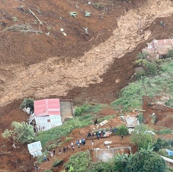 Longsor Maut Landa Permukiman Padat, 10 Orang Tewas