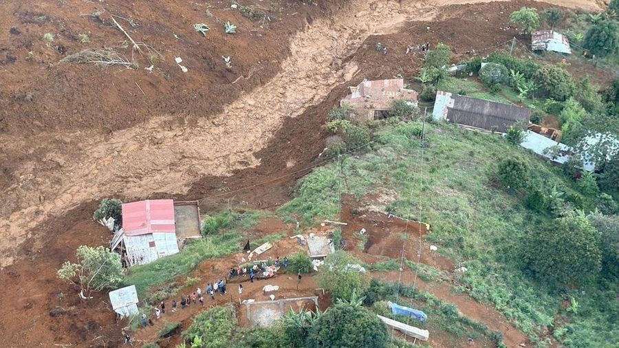 Hujan deras yang mengguyur wilayah pegunungan Andes di Kolombia memicu longsor besar di dekat kota Medellin pada Selasa (24/6/2025), menewaskan sedikitnya 10 orang dan melukai delapan lainnya. Hujan deras yang mengguyur wilayah pegunungan Andes di Kolombia memicu longsor besar di dekat kota Medellin pada Selasa (24/6/2025), menewaskan sedikitnya 10 orang dan melukai delapan lainnya. (Tangkapan Layar Video Reuters/)