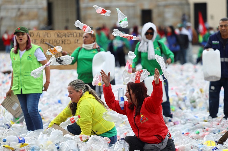 Bahan yang dapat didaur ulang terletak di Plaza de Bolivar, saat para pendaur ulang memprotes penurunan harga bahan daur ulang, di Bogota, Kolombia, 24 Juni 2025. (REUTERS/Luisa Gonzalez)