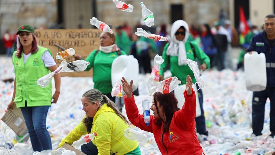 Bahan yang dapat didaur ulang terletak di Plaza de Bolivar, saat para pendaur ulang memprotes penurunan harga bahan daur ulang, di Bogota, Kolombia, 24 Juni 2025. (REUTERS/Luisa Gonzalez)