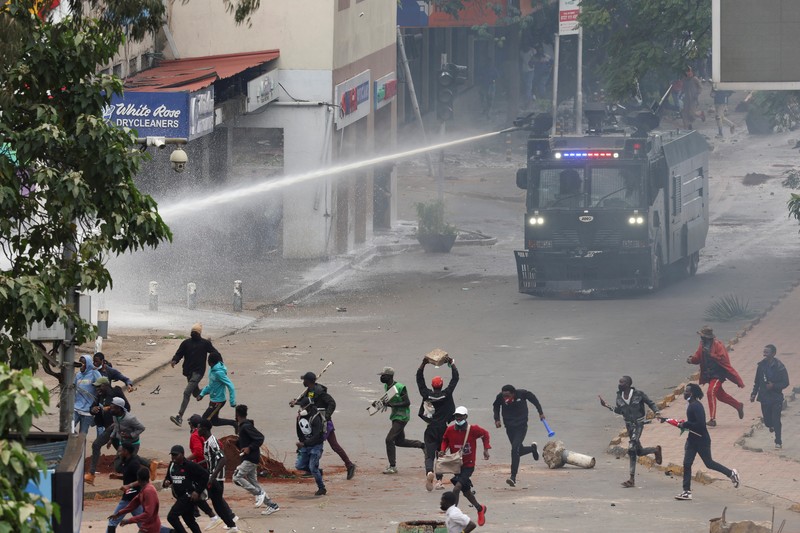 Asap mengepul saat para pengunjuk rasa berpartisipasi dalam demonstrasi untuk menandai peringatan pertama protes antipemerintah tahun 2024 yang menewaskan lebih dari 60 orang dan menuai kecaman luas atas penggunaan kekuatan oleh badan keamanan, di Nairobi, Kenya, 25 Juni 2025. Asap mengepul saat para pengunjuk rasa berpartisipasi dalam demonstrasi untuk menandai peringatan pertama protes antipemerintah tahun 2024 yang menewaskan lebih dari 60 orang dan menuai kecaman luas atas penggunaan kekuatan oleh badan keamanan, di Nairobi, Kenya, 25 Juni 2025. (REUTERS/Monicah Mwangi)