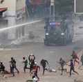 Demo Berdarah Pecah, Massa Bentrok dengan Polisi-16 Orang Tewas