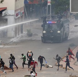 Demo Berdarah Pecah, Massa Bentrok dengan Polisi-16 Orang Tewas