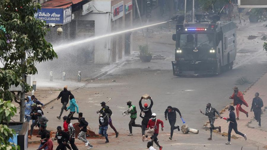 Asap mengepul saat para pengunjuk rasa berpartisipasi dalam demonstrasi untuk menandai peringatan pertama protes antipemerintah tahun 2024 yang menewaskan lebih dari 60 orang dan menuai kecaman luas atas penggunaan kekuatan oleh badan keamanan, di Nairobi, Kenya, 25 Juni 2025. (REUTERS/Monicah Mwangi)
