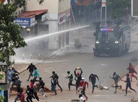 Demo Berdarah Pecah, Massa Bentrok dengan Polisi-16 Orang Tewas