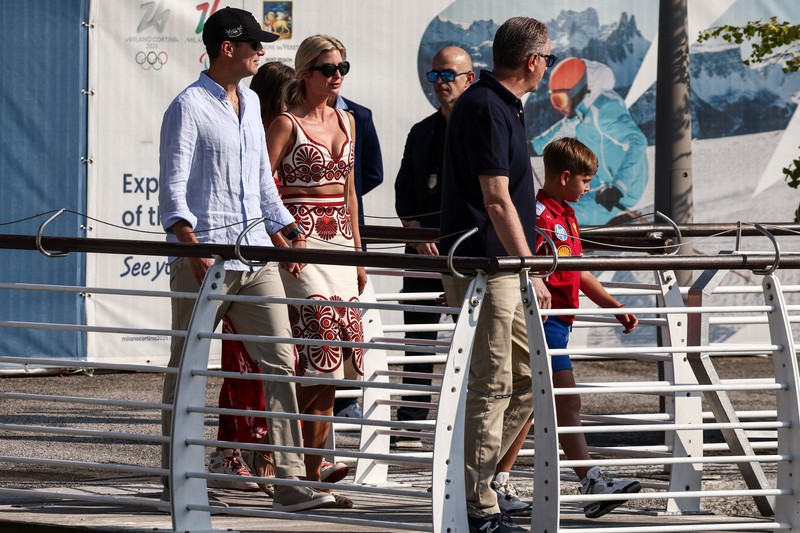 Orang-orang melihat kapal pesiar super Kismet menjelang pernikahan pendiri Amazon Jeff Bezos dan Lauren Sanchez, di Venesia, Italia, 24 Juni 2025. REUTERS/Guglielmo Mangiapane