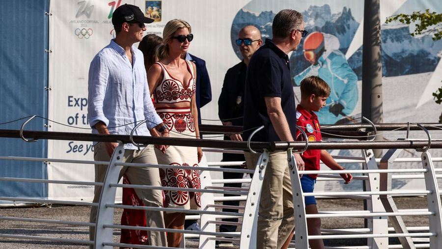 PEOPLE-BEZOS/WEDDING Orang-orang melihat kapal pesiar super Kismet menjelang pernikahan pendiri Amazon Jeff Bezos dan Lauren Sanchez, di Venesia, Italia, 24 Juni 2025. REUTERS/Guglielmo Mangiapane
