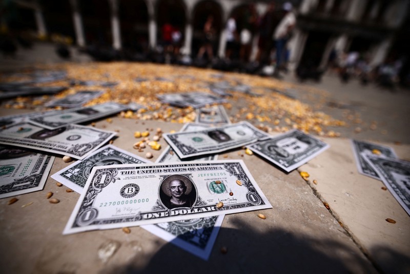 PEOPLE-BEZOS/WEDDING Orang-orang melihat kapal pesiar super Kismet menjelang pernikahan pendiri Amazon Jeff Bezos dan Lauren Sanchez, di Venesia, Italia, 24 Juni 2025. REUTERS/Guglielmo Mangiapane