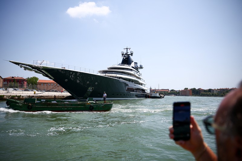 Orang-orang melihat kapal pesiar super Kismet menjelang pernikahan pendiri Amazon Jeff Bezos dan Lauren Sanchez, di Venesia, Italia, 24 Juni 2025. REUTERS/Guglielmo Mangiapane