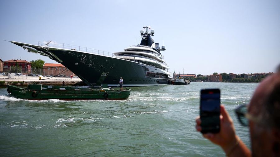 Orang-orang melihat kapal pesiar super Kismet menjelang pernikahan pendiri Amazon Jeff Bezos dan Lauren Sanchez, di Venesia, Italia, 24 Juni 2025. REUTERS/Guglielmo Mangiapane