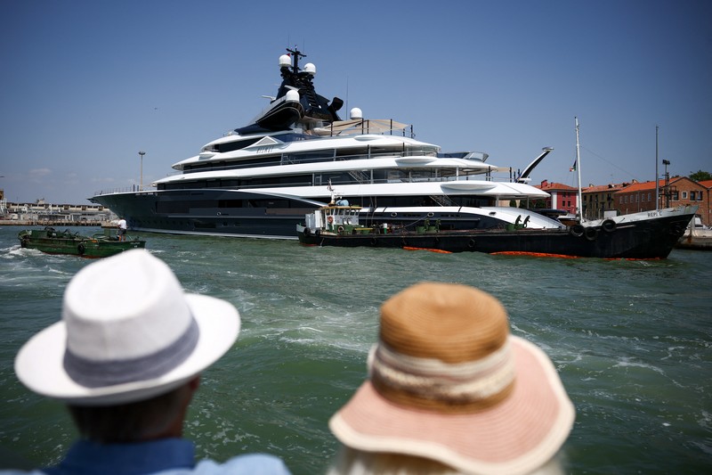 Orang-orang melihat kapal pesiar super Kismet menjelang pernikahan pendiri Amazon Jeff Bezos dan Lauren Sanchez, di Venesia, Italia, 24 Juni 2025. REUTERS/Guglielmo Mangiapane