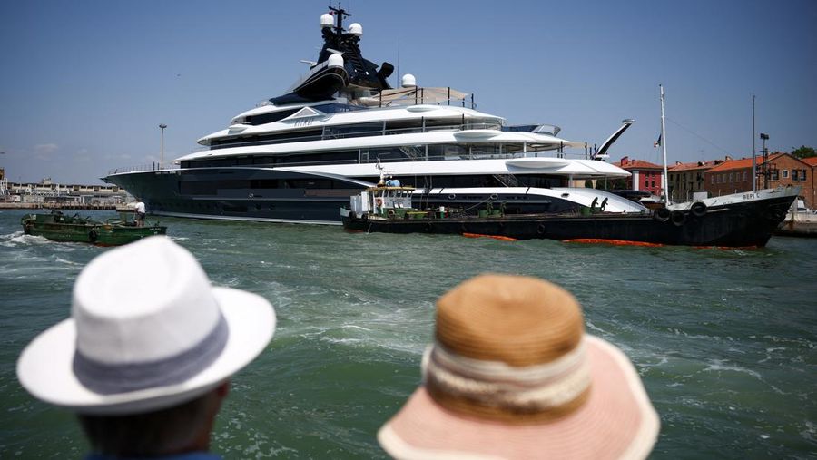 Orang-orang melihat kapal pesiar super Kismet menjelang pernikahan pendiri Amazon Jeff Bezos dan Lauren Sanchez, di Venesia, Italia, 24 Juni 2025. REUTERS/Guglielmo Mangiapane