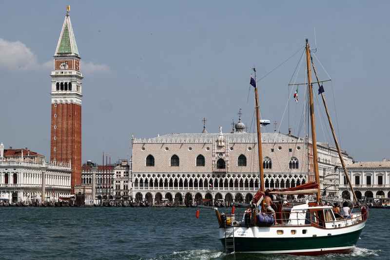 PEOPLE-BEZOS/WEDDING Orang-orang melihat kapal pesiar super Kismet menjelang pernikahan pendiri Amazon Jeff Bezos dan Lauren Sanchez, di Venesia, Italia, 24 Juni 2025. REUTERS/Guglielmo Mangiapane