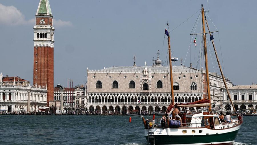 Orang-orang melihat kapal pesiar super Kismet menjelang pernikahan pendiri Amazon Jeff Bezos dan Lauren Sanchez, di Venesia, Italia, 24 Juni 2025. REUTERS/Guglielmo Mangiapane