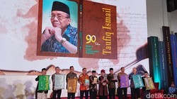 Merayakan 90 Tahun Sastrawan Taufik Ismail