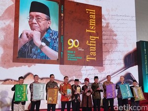 Merayakan 90 Tahun Sastrawan Taufik Ismail