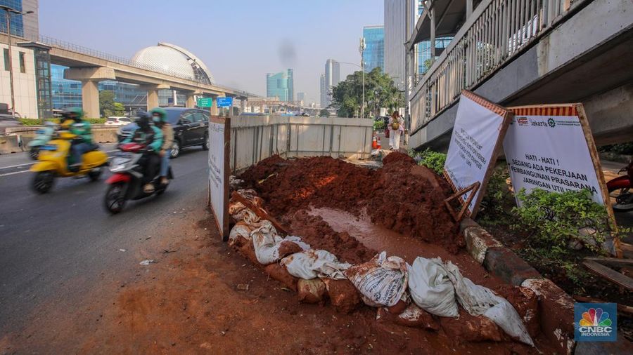 Proyek galian kabel utilitas di Jalan Gatot Subroto, Jakarta, Rabu (25/6/2025). (CNBC Indonesia/Faisal Rahman)