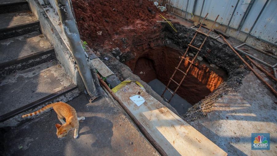 Proyek galian kabel utilitas di Jalan Gatot Subroto, Jakarta, Rabu (25/6/2025). (CNBC Indonesia/Faisal Rahman)