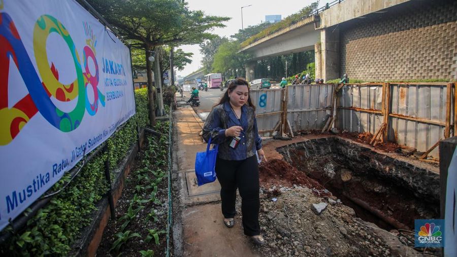 Proyek galian kabel utilitas di Jalan Gatot Subroto, Jakarta, Rabu (25/6/2025). (CNBC Indonesia/Faisal Rahman)