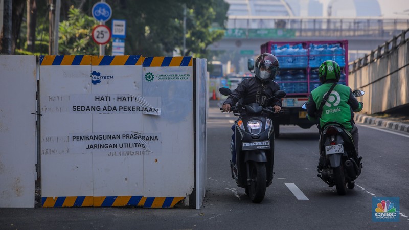 Proyek galian kabel utilitas di Jalan Gatot Subroto, Jakarta, Rabu (25/6/2025). (CNBC Indonesia/Faisal Rahman)
