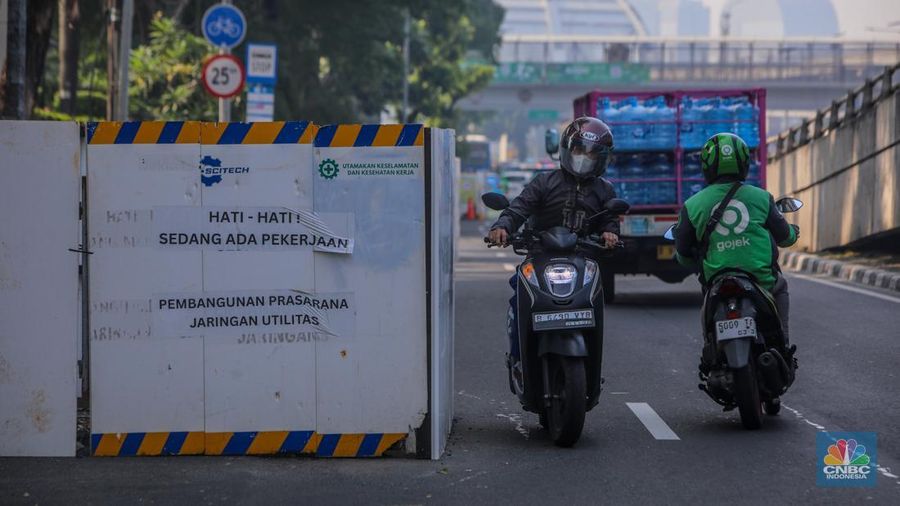 Proyek galian kabel utilitas di Jalan Gatot Subroto, Jakarta, Rabu (25/6/2025). (CNBC Indonesia/Faisal Rahman)