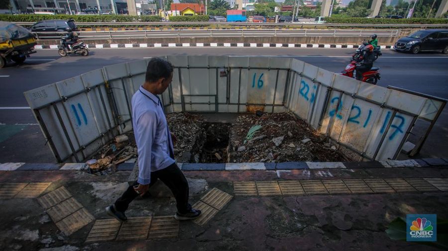 Proyek galian kabel utilitas di Jalan Gatot Subroto, Jakarta, Rabu (25/6/2025). (CNBC Indonesia/Faisal Rahman)
