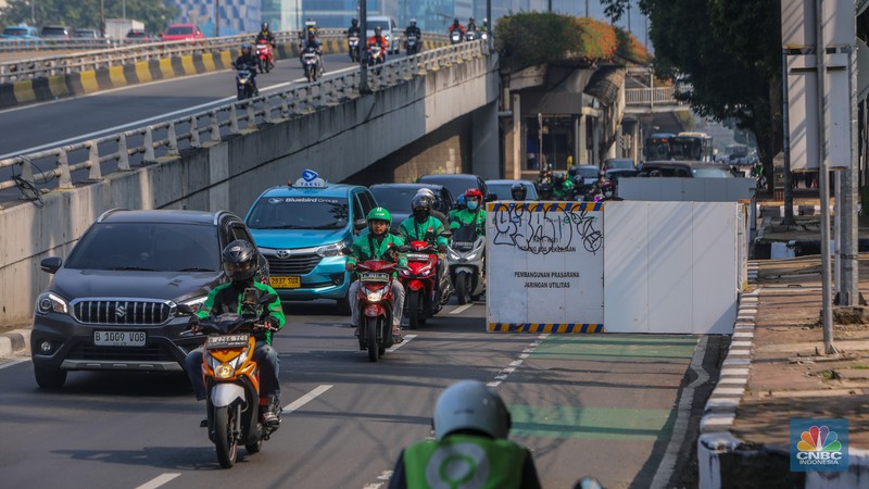 Proyek galian kabel utilitas di Jalan Gatot Subroto, Jakarta, Rabu (25/6/2025). (CNBC Indonesia/Faisal Rahman)