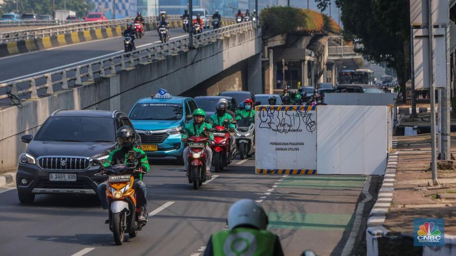Proyek galian kabel utilitas di Jalan Gatot Subroto, Jakarta, Rabu (25/6/2025). (CNBC Indonesia/Faisal Rahman)