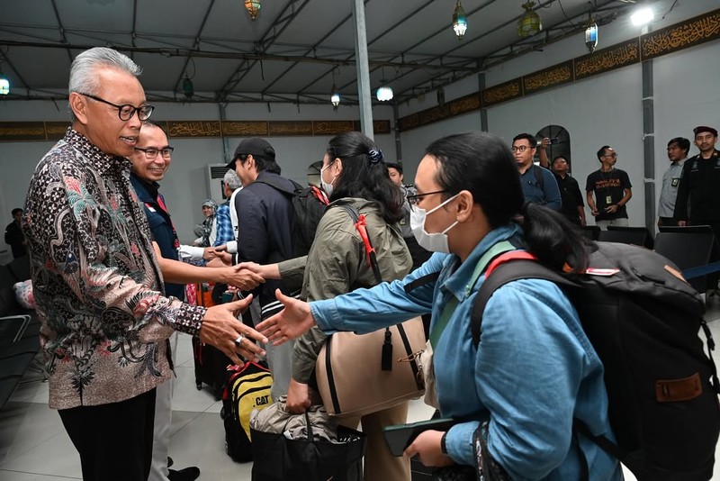 WNI yang dievakuasi dari Iran tiba di Bandara Internasional Soekarno Hatta, di tengah konflik Israel-Iran, di Tangerang dekat Jakarta, Indonesia, 24 Juni 2025. WNI yang dievakuasi dari Iran tiba di Bandara Internasional Soekarno Hatta, di tengah konflik Israel-Iran, di Tangerang dekat Jakarta, Indonesia, 24 Juni 2025. (REUTERS/Ajeng Dinar Ulfiana)