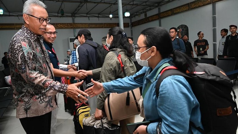 WNI yang dievakuasi dari Iran tiba di Bandara Internasional Soekarno Hatta, di tengah konflik Israel-Iran, di Tangerang dekat Jakarta, Indonesia, 24 Juni 2025. (REUTERS/Ajeng Dinar Ulfiana)