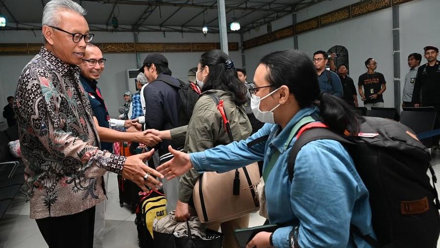 WNI yang dievakuasi dari Iran tiba di Bandara Internasional Soekarno Hatta, di tengah konflik Israel-Iran, di Tangerang dekat Jakarta, Indonesia, 24 Juni 2025. WNI yang dievakuasi dari Iran tiba di Bandara Internasional Soekarno Hatta, di tengah konflik Israel-Iran, di Tangerang dekat Jakarta, Indonesia, 24 Juni 2025. (REUTERS/Ajeng Dinar Ulfiana)