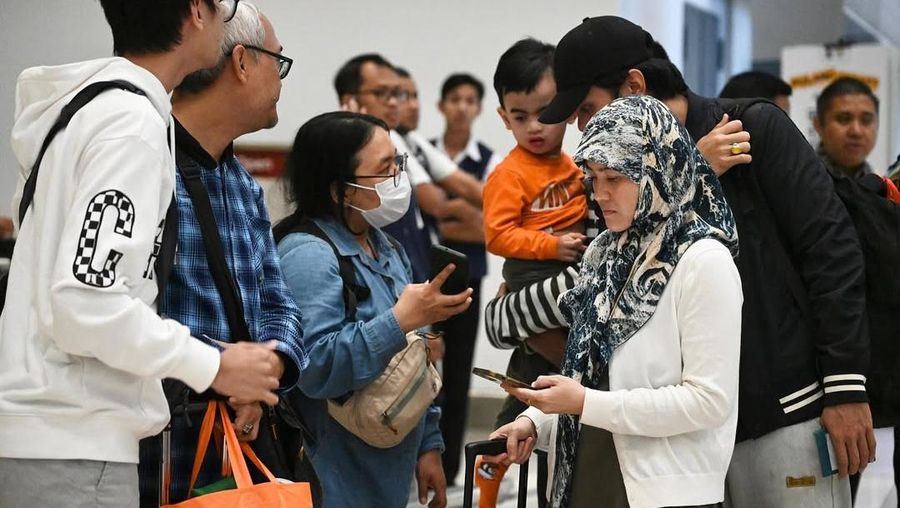 WNI yang dievakuasi dari Iran tiba di Bandara Internasional Soekarno Hatta, di tengah konflik Israel-Iran, di Tangerang dekat Jakarta, Indonesia, 24 Juni 2025. (REUTERS/Ajeng Dinar Ulfiana)