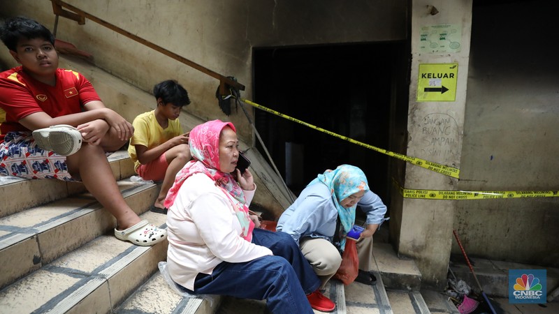 Sejumlah pedagang memeriksa sisa-sisa barang yang masih bisa digunakan setelah kebakaran melanda Pasar Kebon Kembang, Bogor, Jawa Barat, Rabu (25/6/2025). Sejumlah pedagang memeriksa sisa-sisa barang yang masih bisa digunakan setelah kebakaran melanda Pasar Kebon Kembang, Bogor, Jawa Barat, Rabu (25/6/2025). (CNBC Indonesia/Tri Susilo)
