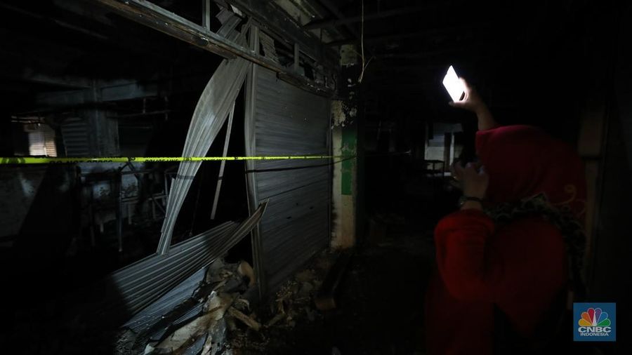 Sejumlah pedagang memeriksa sisa-sisa barang yang masih bisa digunakan setelah kebakaran melanda Pasar Kebon Kembang, Bogor, Jawa Barat, Rabu (25/6/2025). (CNBC Indonesia/Tri Susilo)