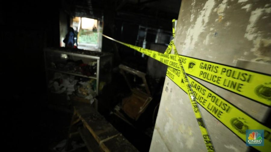 Sejumlah pedagang memeriksa sisa-sisa barang yang masih bisa digunakan setelah kebakaran melanda Pasar Kebon Kembang, Bogor, Jawa Barat, Rabu (25/6/2025). (CNBC Indonesia/Tri Susilo)