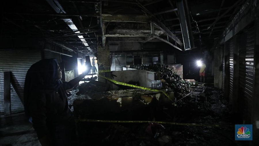 Sejumlah pedagang memeriksa sisa-sisa barang yang masih bisa digunakan setelah kebakaran melanda Pasar Kebon Kembang, Bogor, Jawa Barat, Rabu (25/6/2025). Sejumlah pedagang memeriksa sisa-sisa barang yang masih bisa digunakan setelah kebakaran melanda Pasar Kebon Kembang, Bogor, Jawa Barat, Rabu (25/6/2025). (CNBC Indonesia/Tri Susilo)