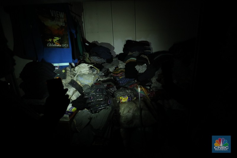 Sejumlah pedagang memeriksa sisa-sisa barang yang masih bisa digunakan setelah kebakaran melanda Pasar Kebon Kembang, Bogor, Jawa Barat, Rabu (25/6/2025). Sejumlah pedagang memeriksa sisa-sisa barang yang masih bisa digunakan setelah kebakaran melanda Pasar Kebon Kembang, Bogor, Jawa Barat, Rabu (25/6/2025). (CNBC Indonesia/Tri Susilo)