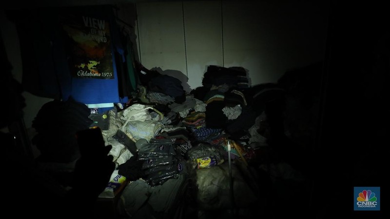 Sejumlah pedagang memeriksa sisa-sisa barang yang masih bisa digunakan setelah kebakaran melanda Pasar Kebon Kembang, Bogor, Jawa Barat, Rabu (25/6/2025). (CNBC Indonesia/Tri Susilo)