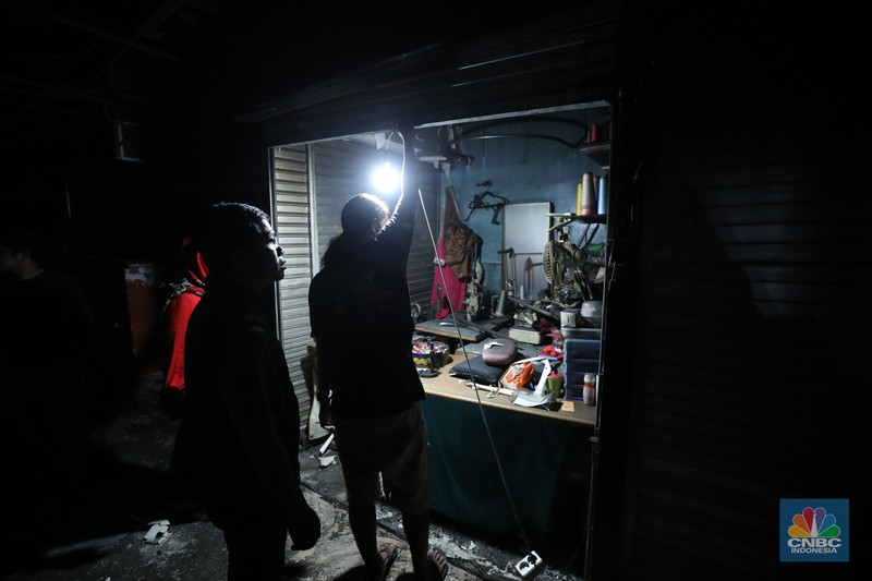 Sejumlah pedagang memeriksa sisa-sisa barang yang masih bisa digunakan setelah kebakaran melanda Pasar Kebon Kembang, Bogor, Jawa Barat, Rabu (25/6/2025). Sejumlah pedagang memeriksa sisa-sisa barang yang masih bisa digunakan setelah kebakaran melanda Pasar Kebon Kembang, Bogor, Jawa Barat, Rabu (25/6/2025). (CNBC Indonesia/Tri Susilo)